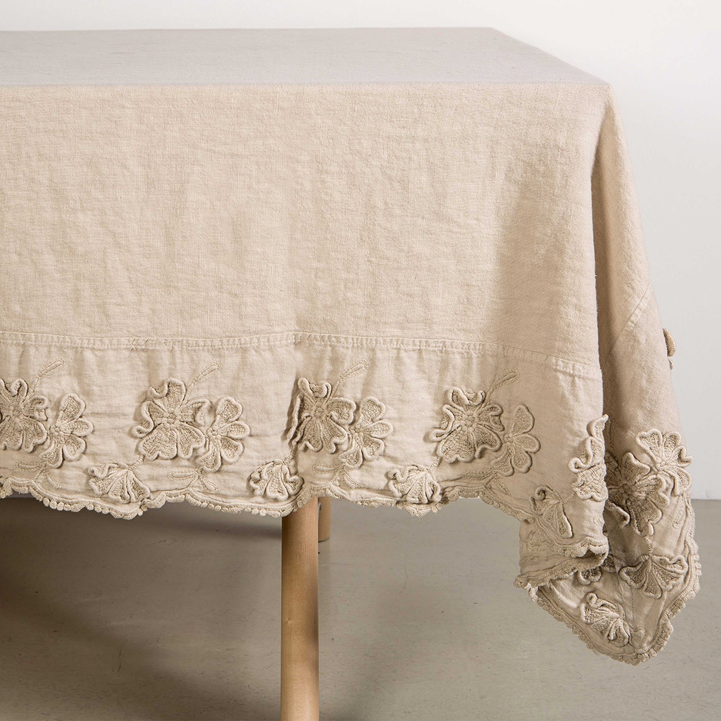 Tablecloth with Petals embroidery