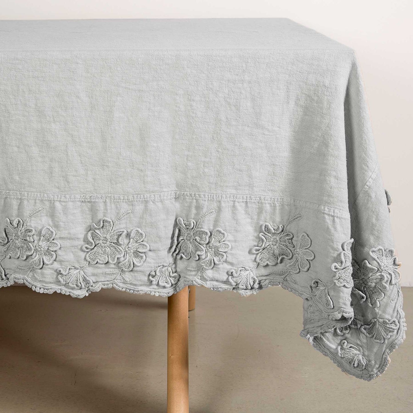 Square tablecloth with Petals embroidery * while stocks last
