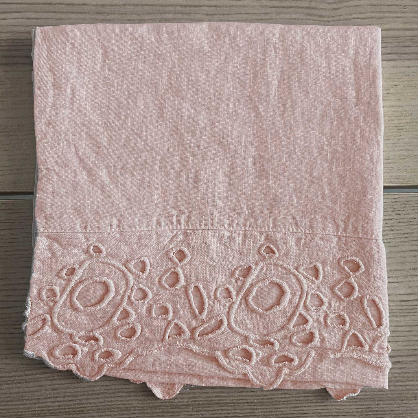Square tablecloth with Circles embroidery * while stocks last