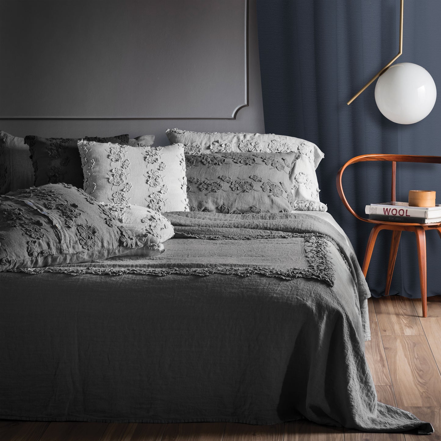 Double bedspread with Petals embroidery