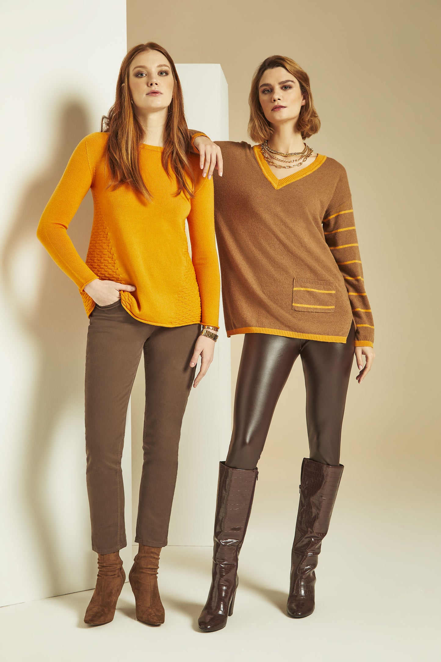 Maglia scollo V righe in contrasto