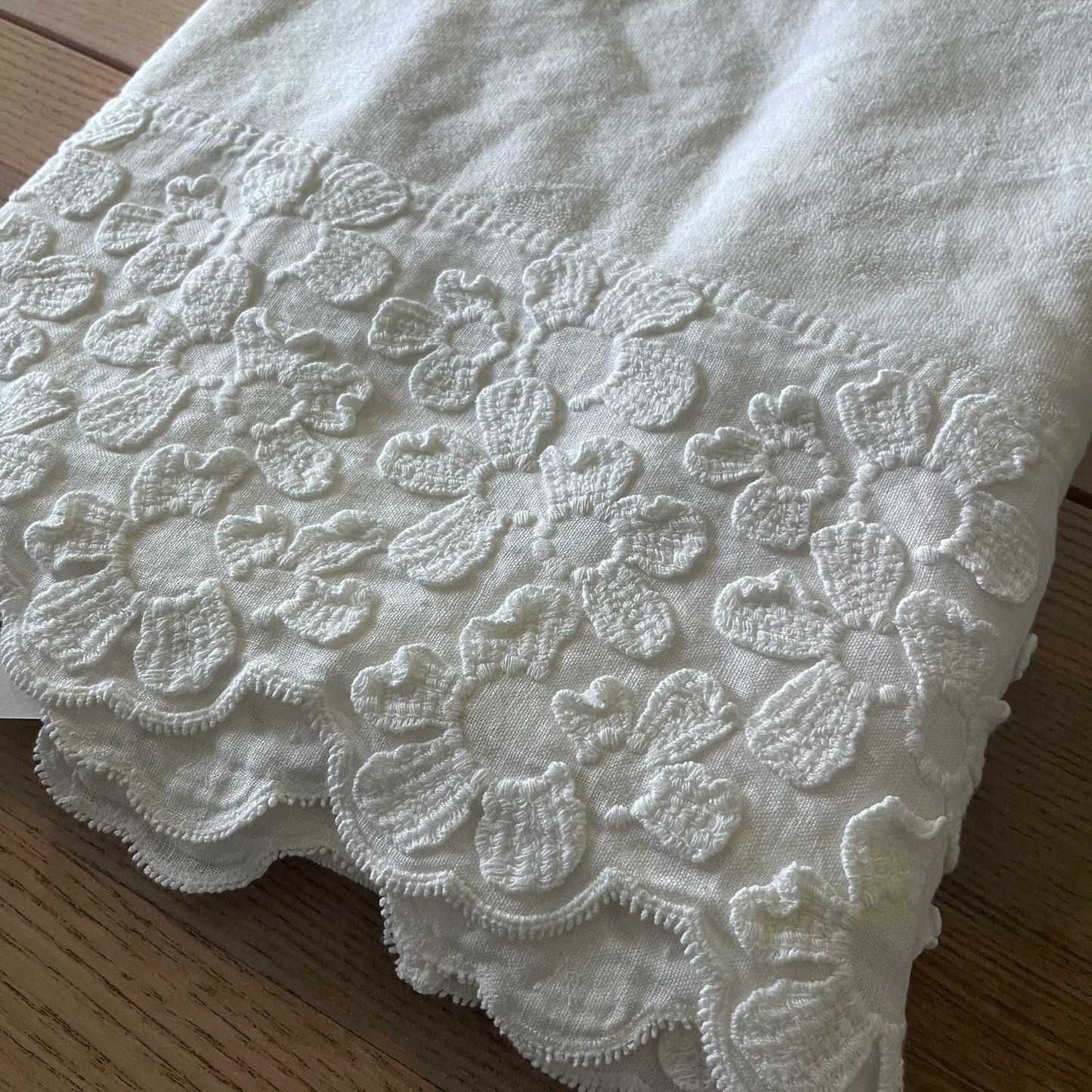 Terry shower towel with Peony embroidery