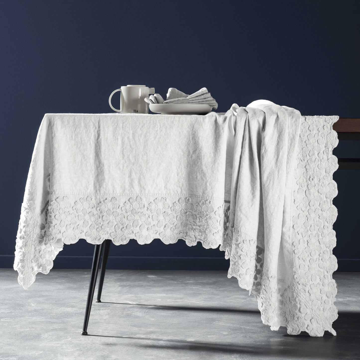 Square tablecloth with Primula embroidery * while stocks last