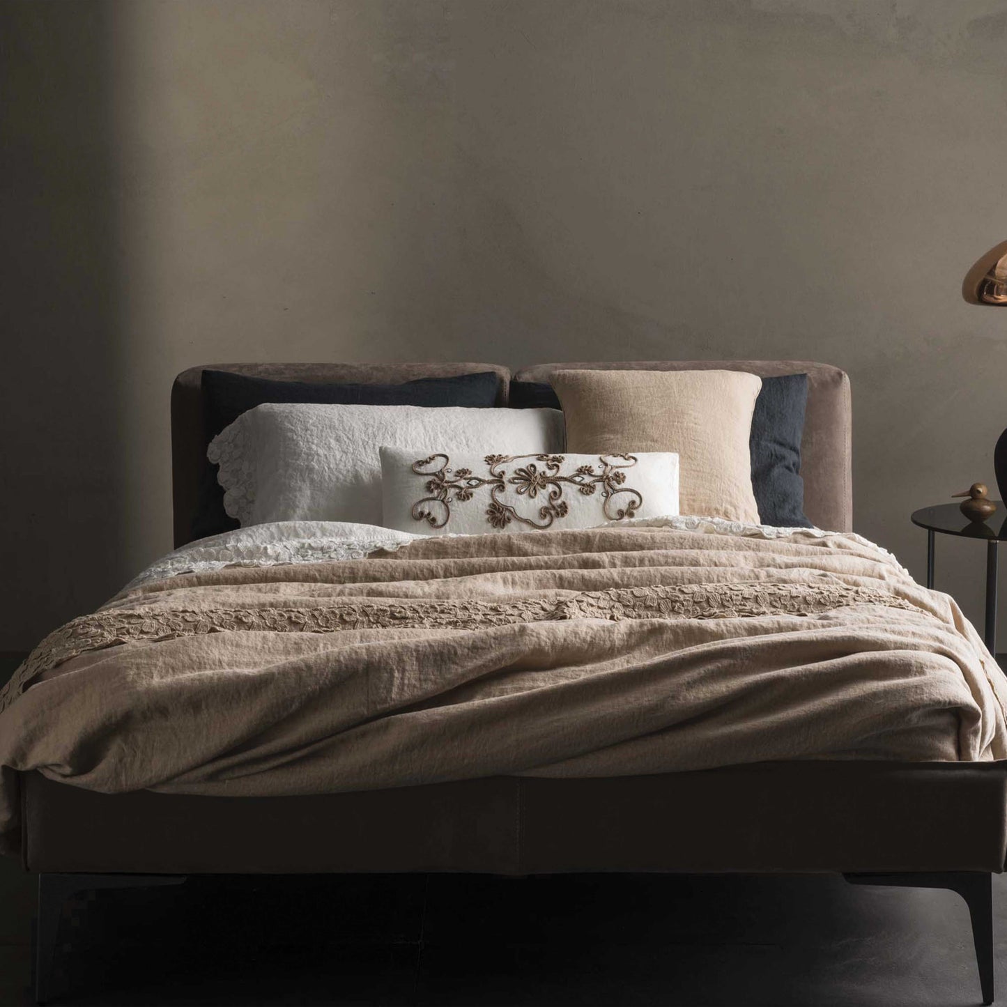 Linen pillowcase with Heraldic cornely embroidery