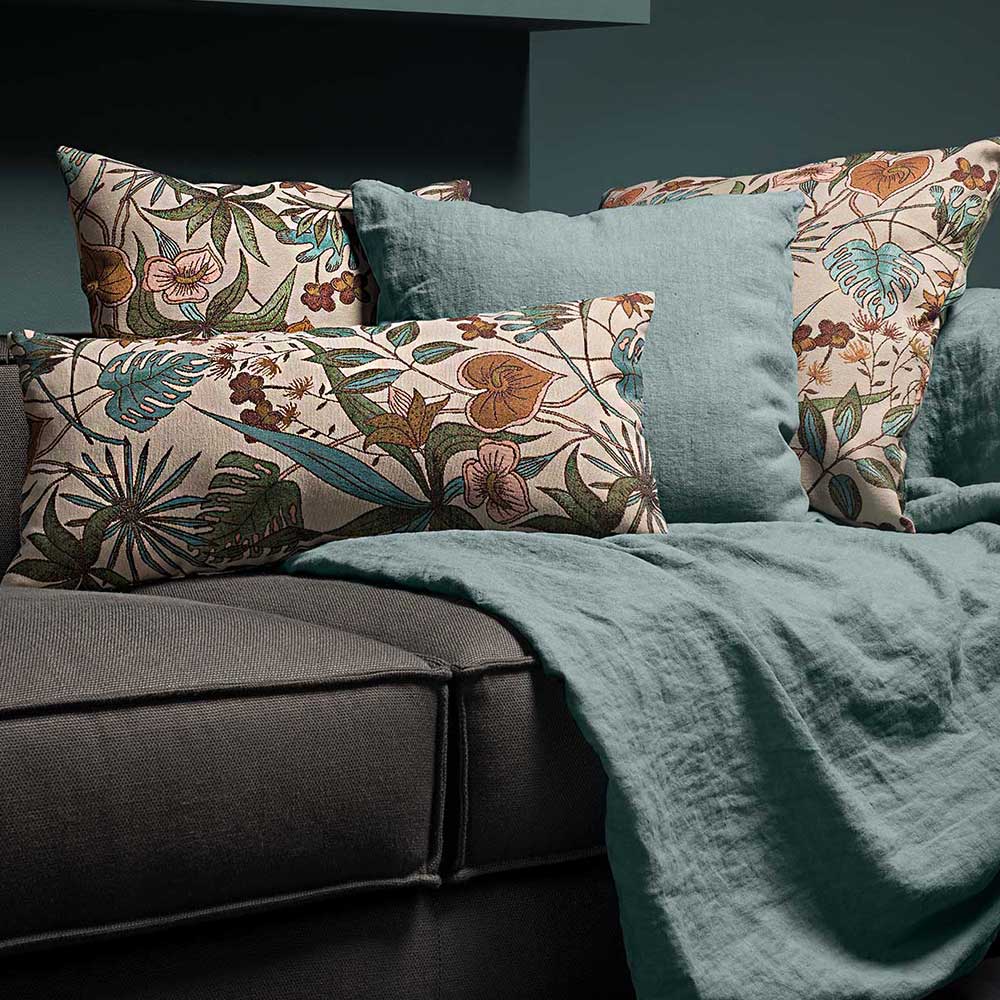 Decorative pillowcase in jacquard fabric with floral motif