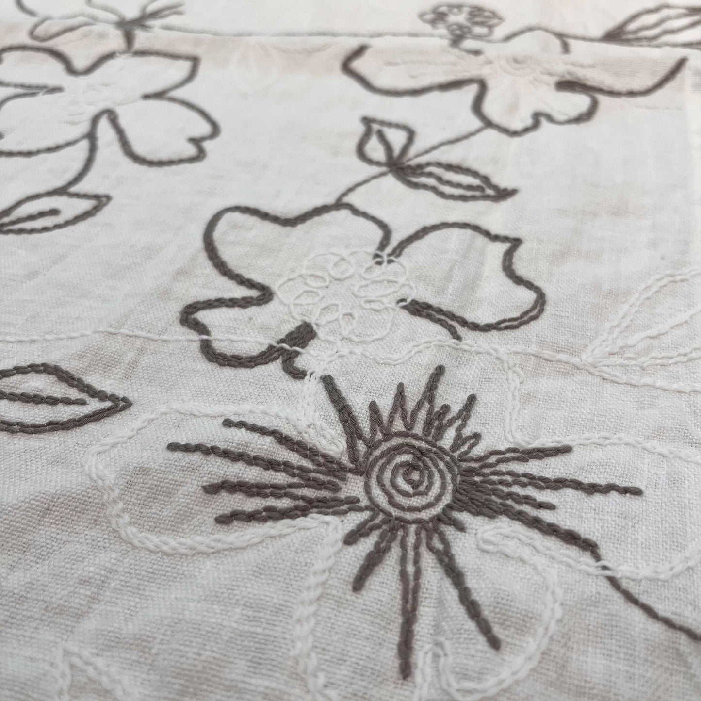 Modular tablecloth with Narcissus embroidered buttons