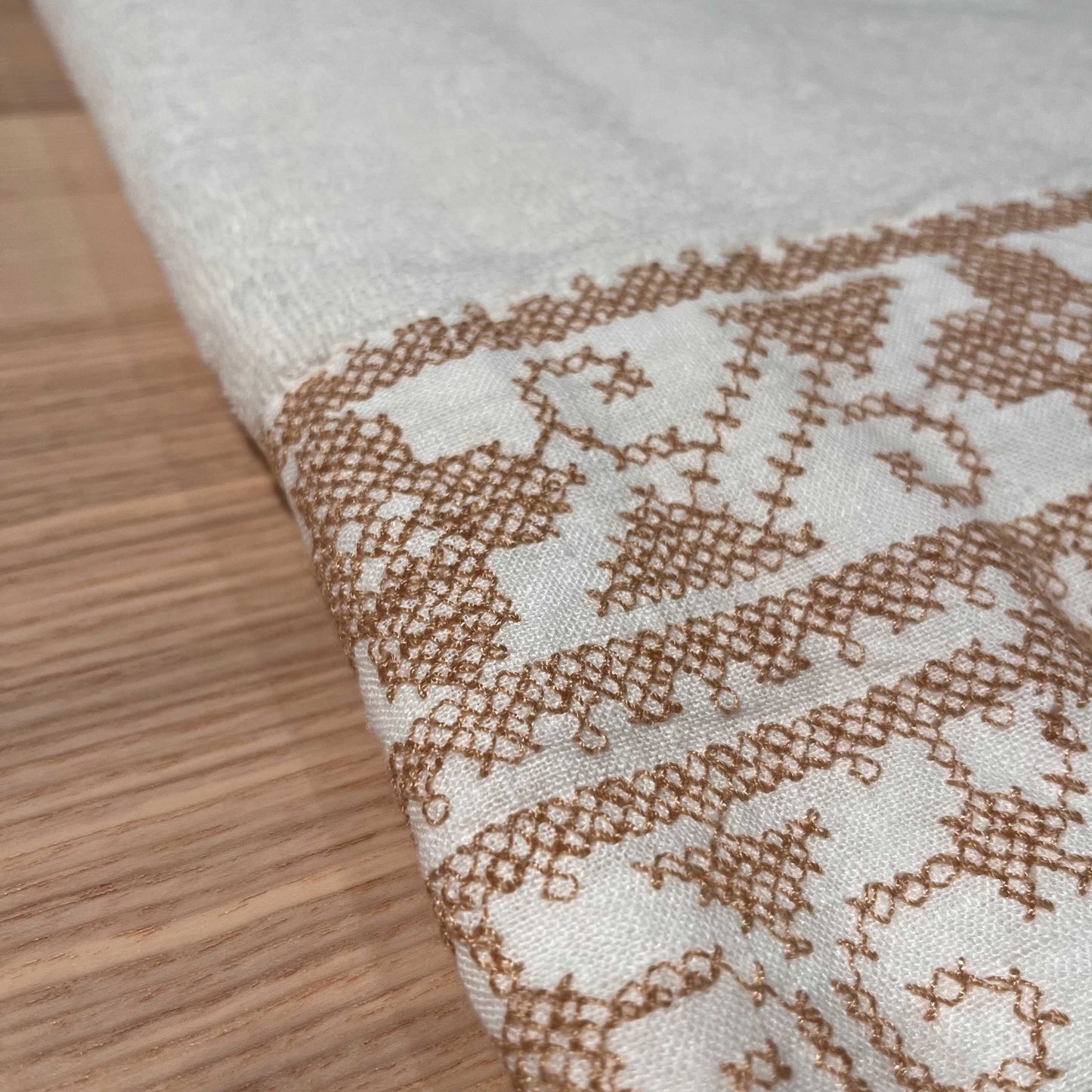 毛巾布毛巾和客用毛巾套装,带有十字绣刺绣