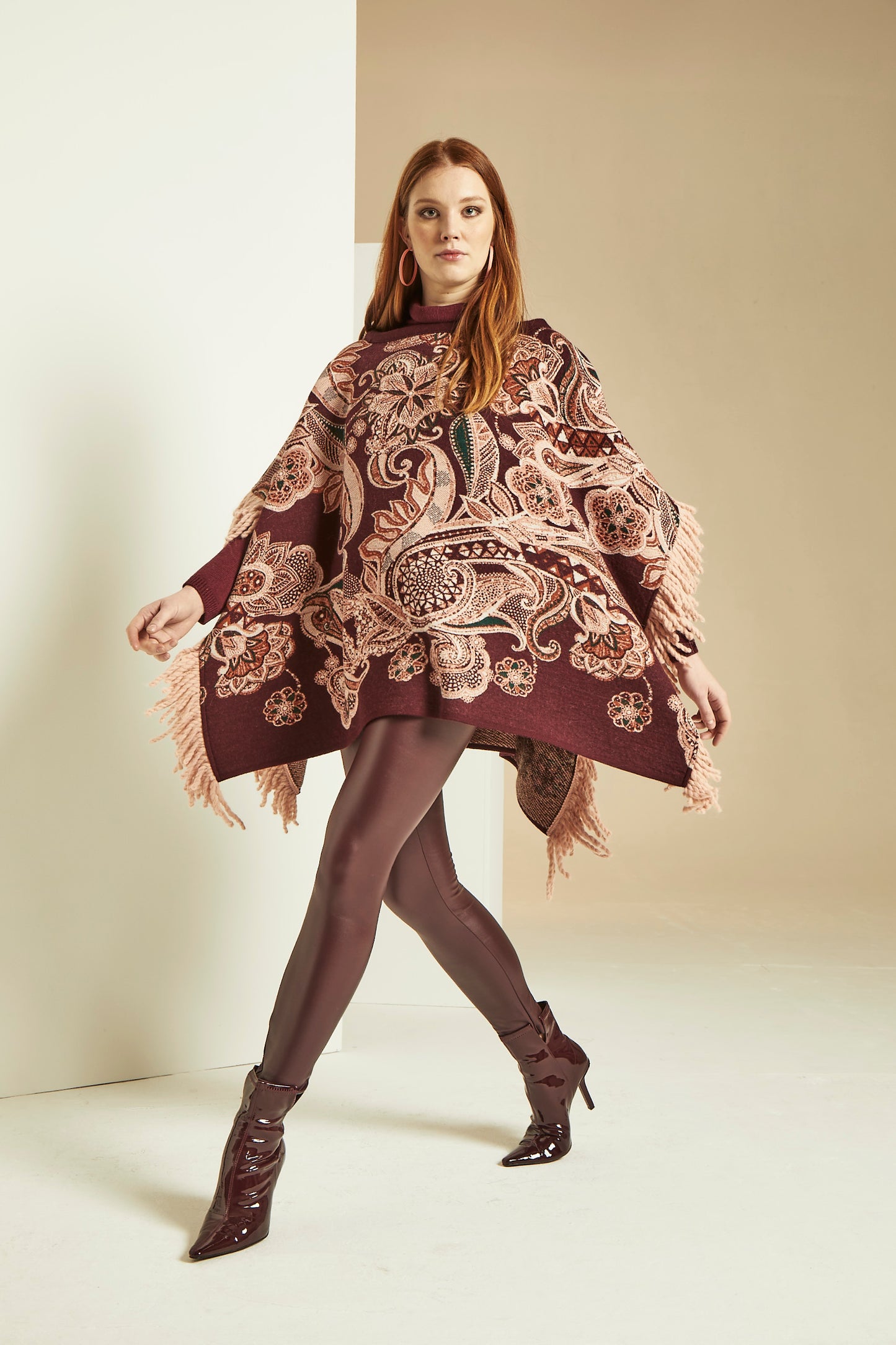 Poncho jacquard prugna con passamaneria