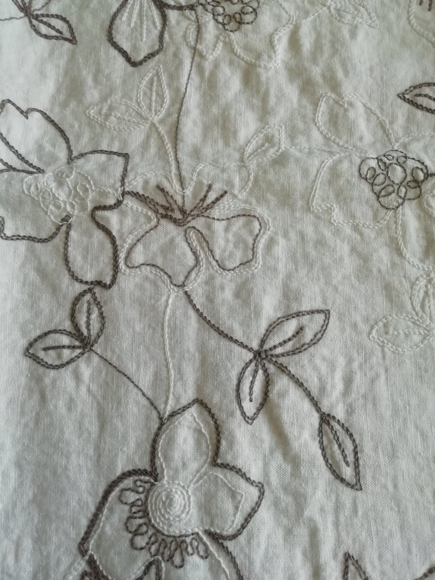 Runner - centerpiece with Narcissus embroidery