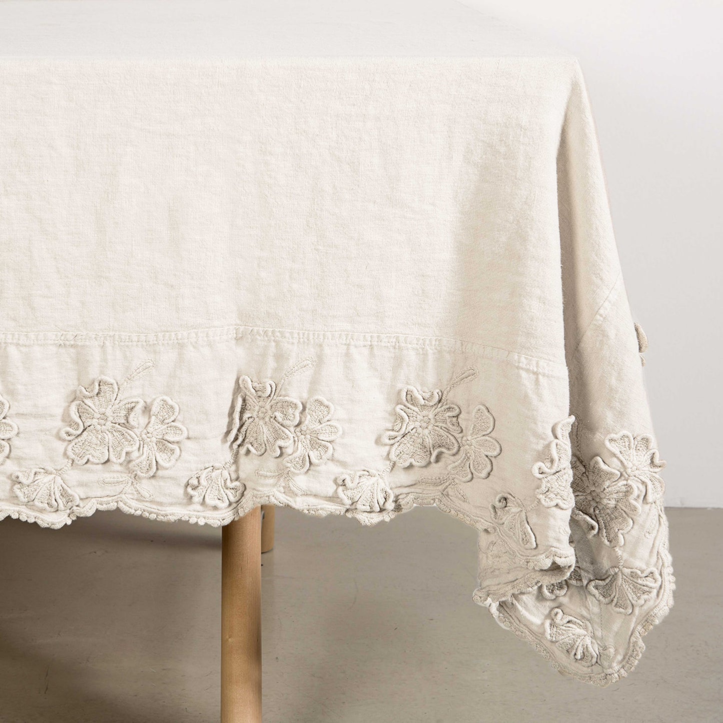 Tablecloth with Petals embroidery