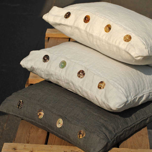 Maxi linen pillowcase with central buttons