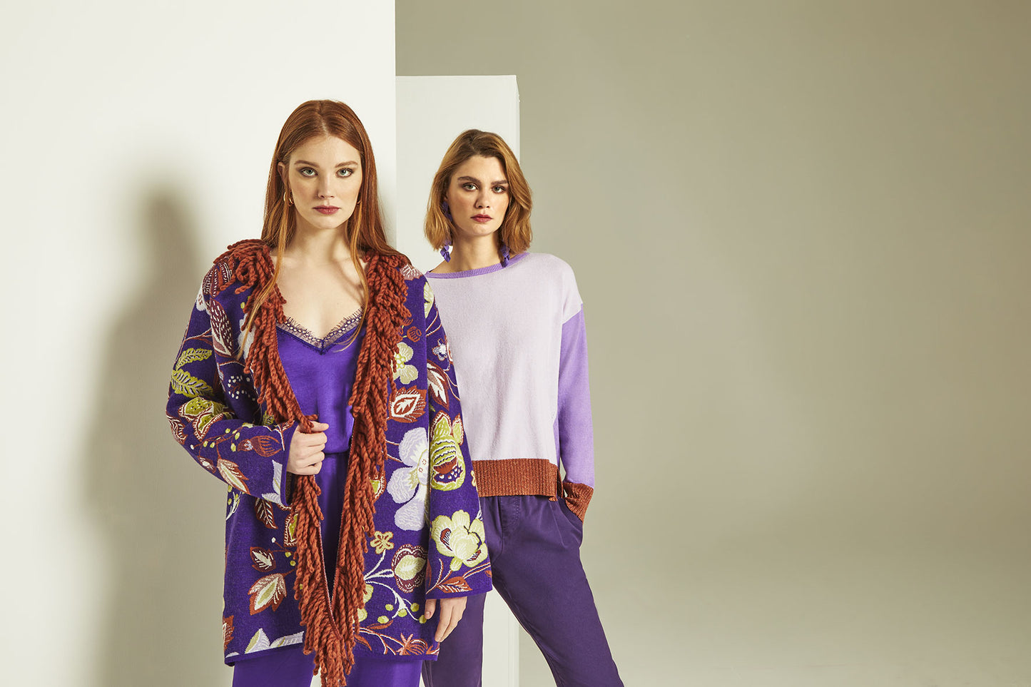 Cardigan jacquard viola con passamaneria