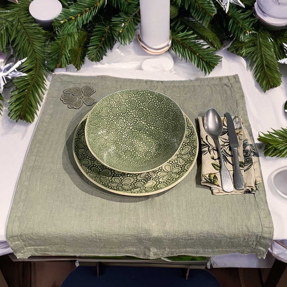 Pack of 6 napkins and/or placemats with petal embroidery *while supplies last