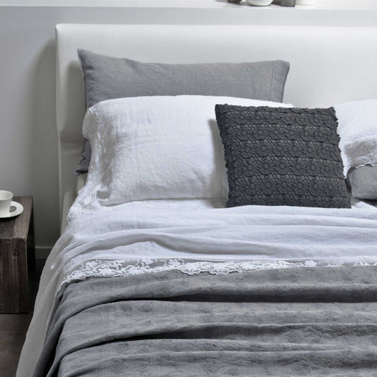 Pillowcase with all-over daisies embroidery * while stocks last