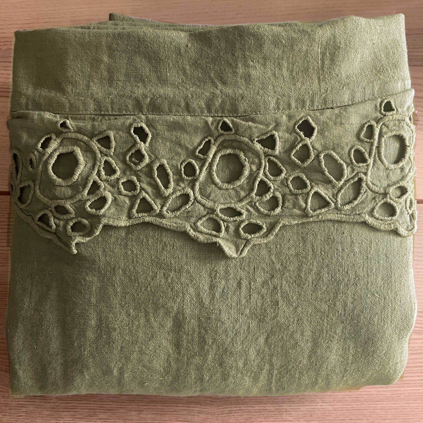 Square tablecloth with Circles embroidery * while stocks last