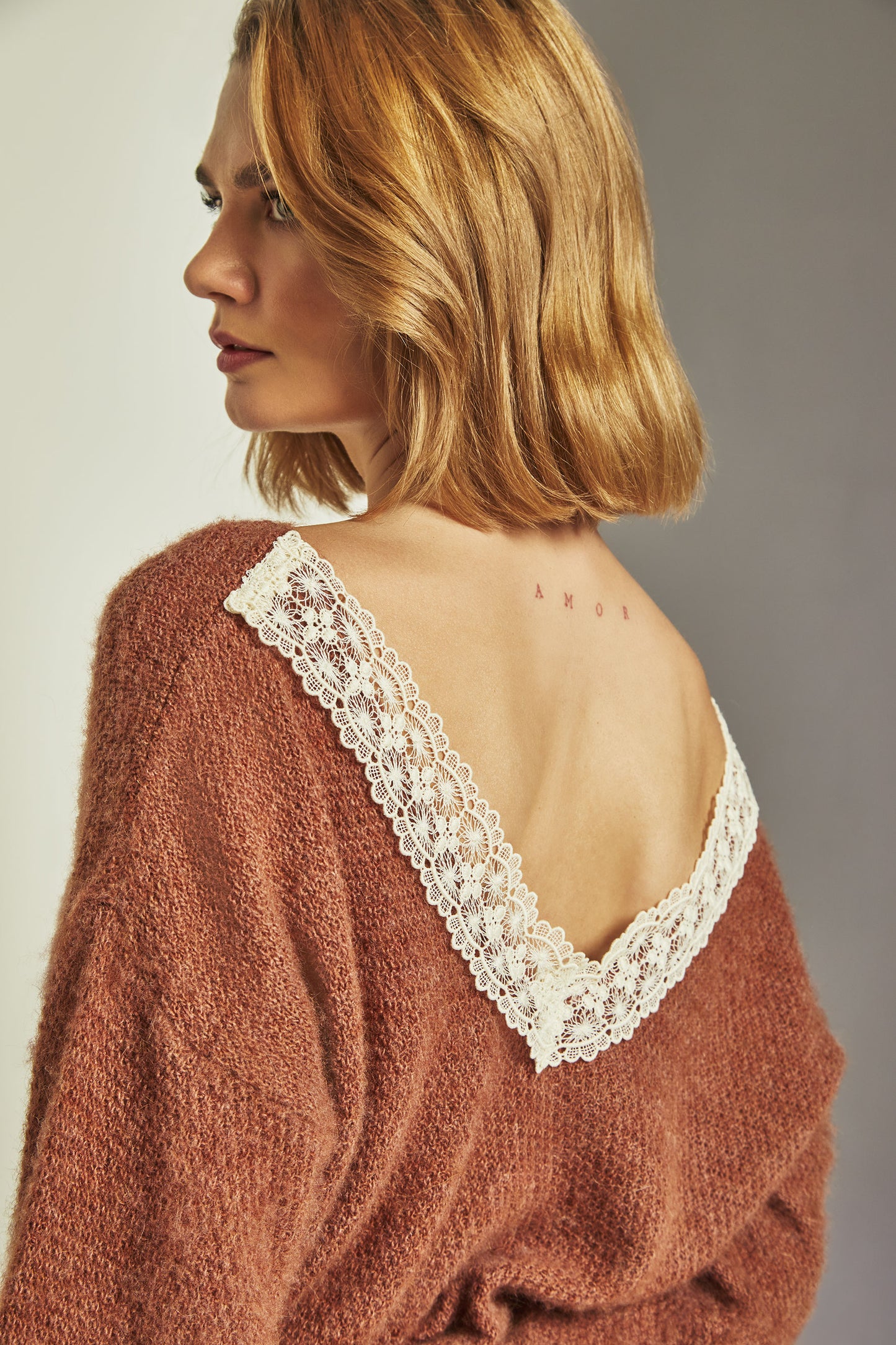 Maglia scollata dietro con pizzo