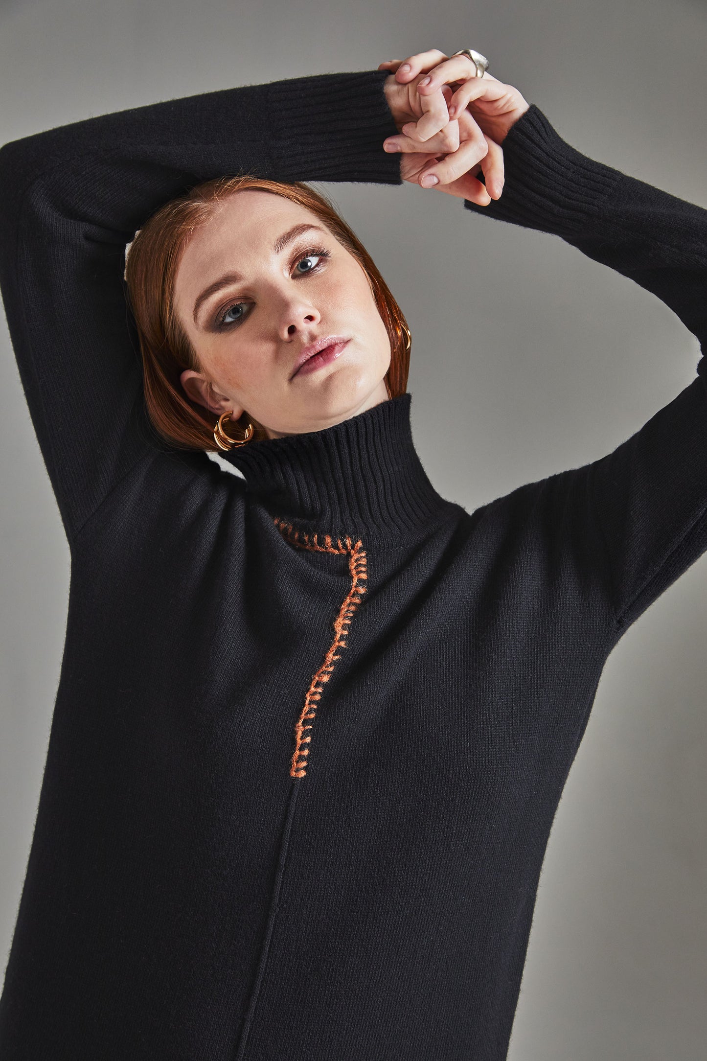 Abito lungo ricamo contrasto