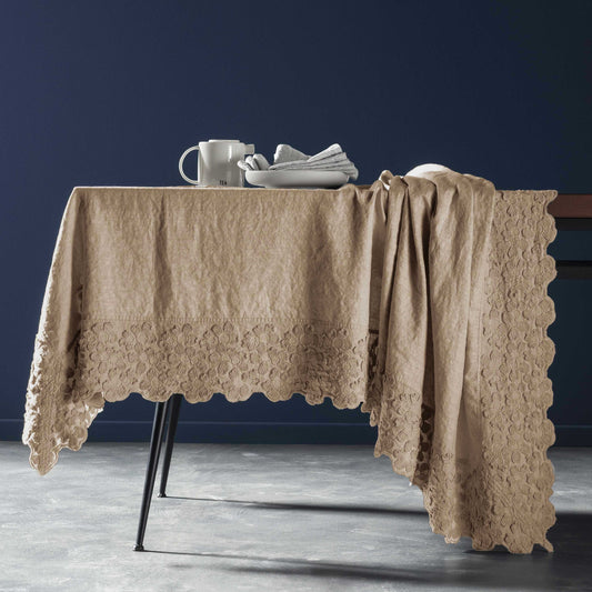 Rectangular tablecloth with Primula embroidery * While supplies last