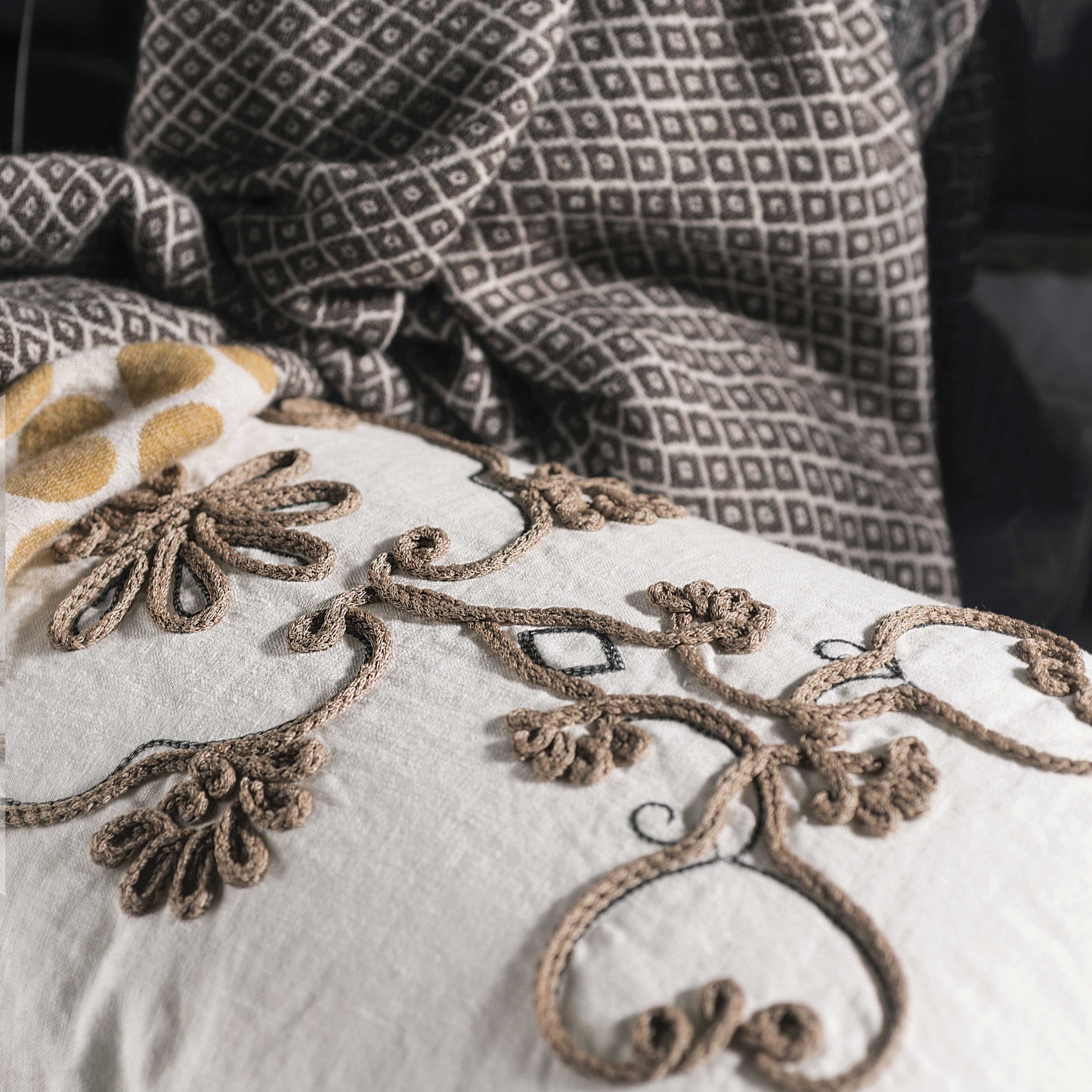 Linen pillowcase with Heraldic cornely embroidery