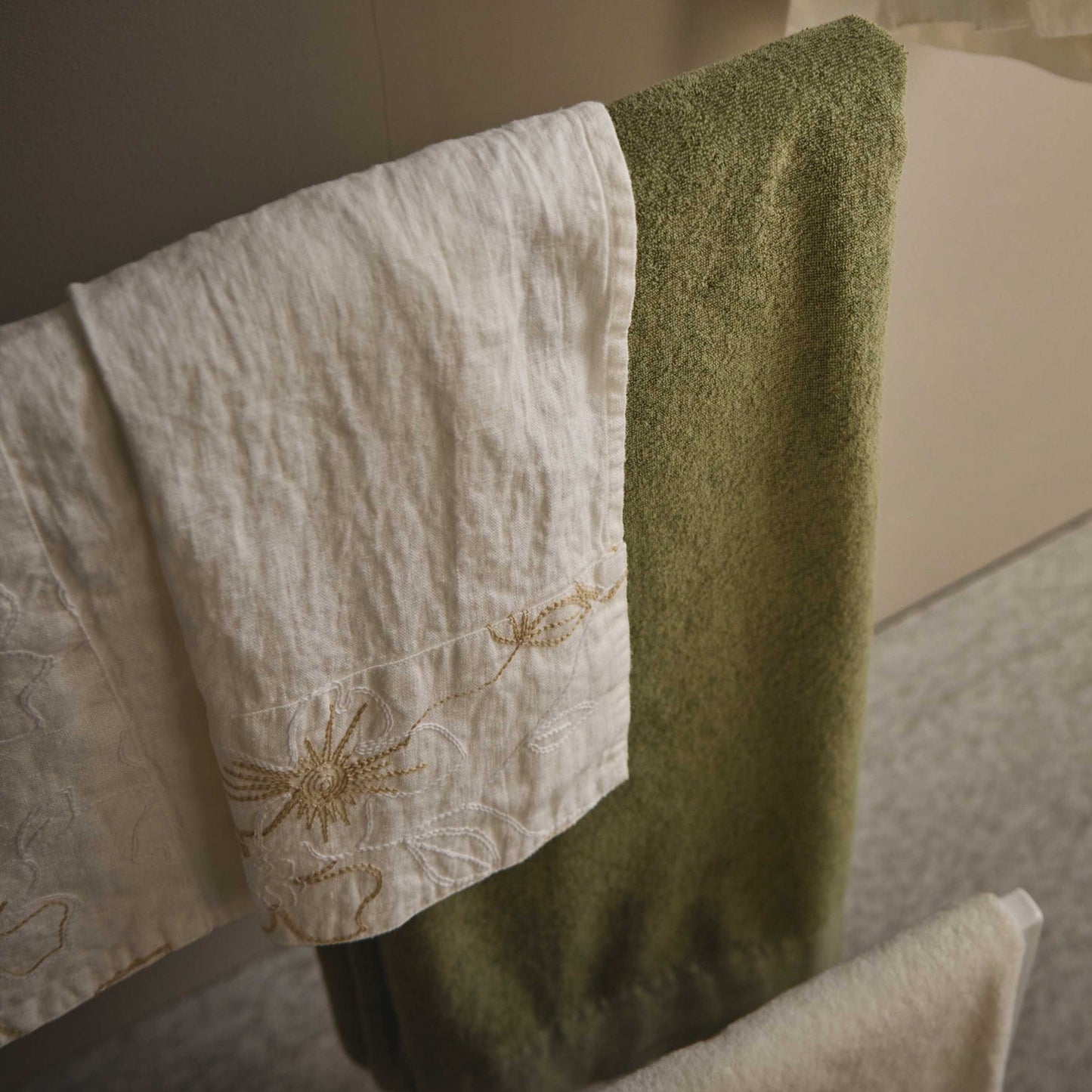 水仙刺绣亚麻浴巾 * 售完即止