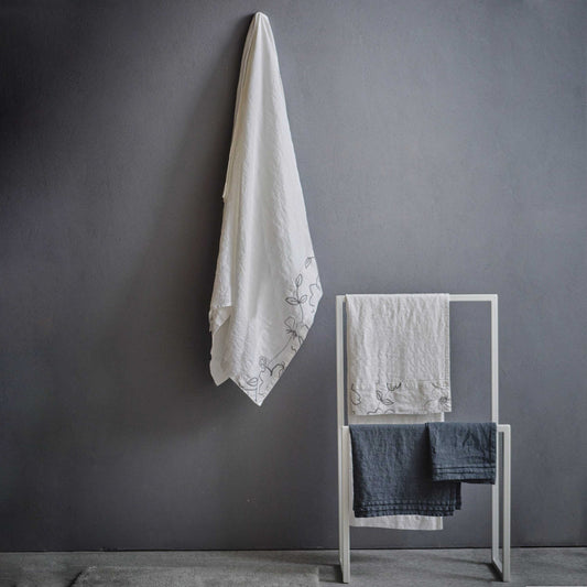 Linen bath towel with Narcissus embroidery * while stocks last