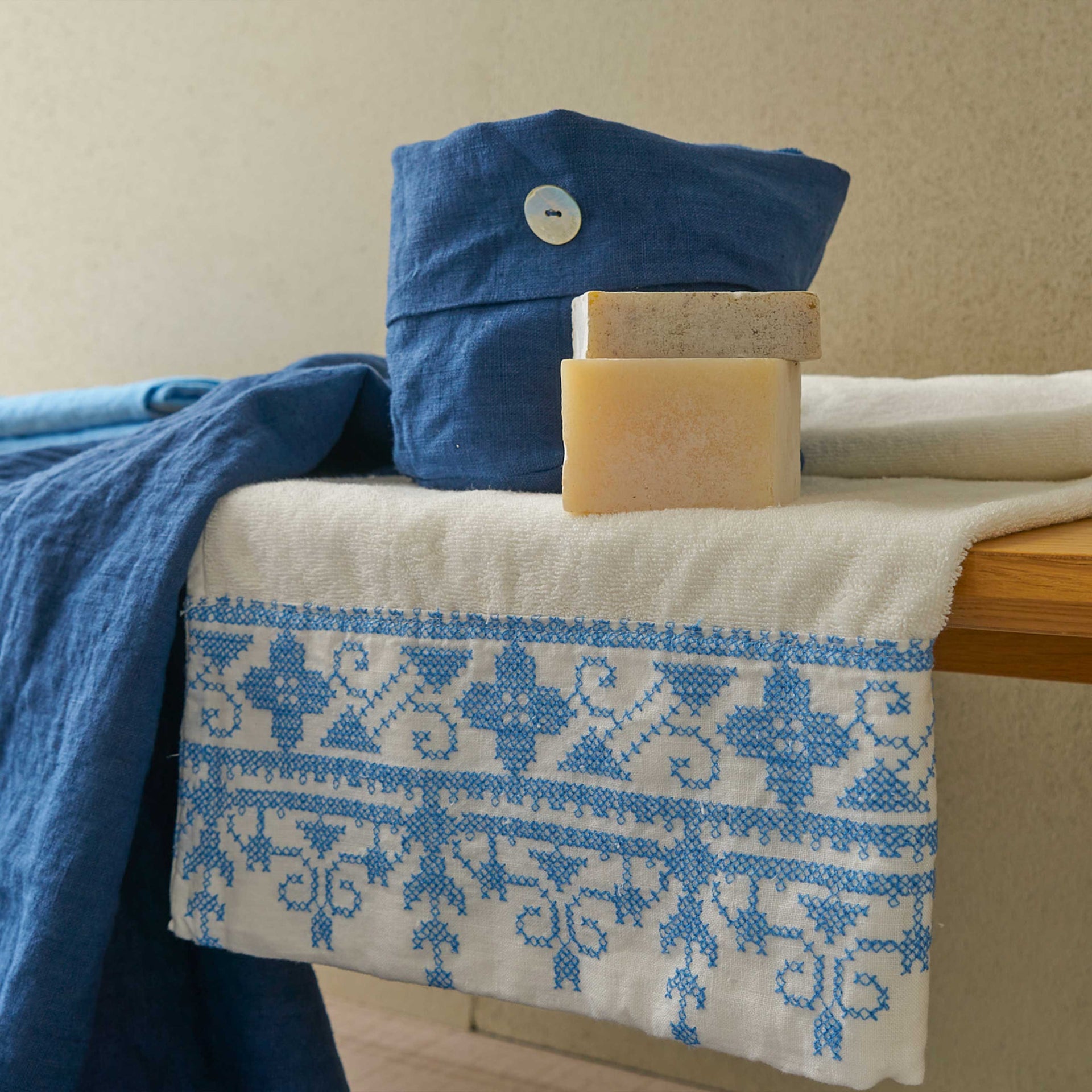 Serviette en Lin Brodée Main | Or Serviette en Lin Brodée Main | Or