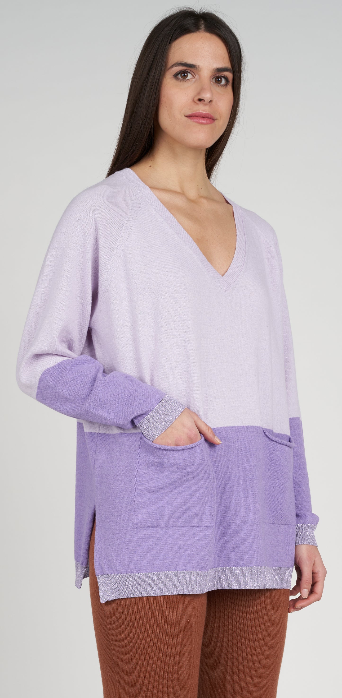 Maglia V bicolor lurex dettaglio 2 tasche