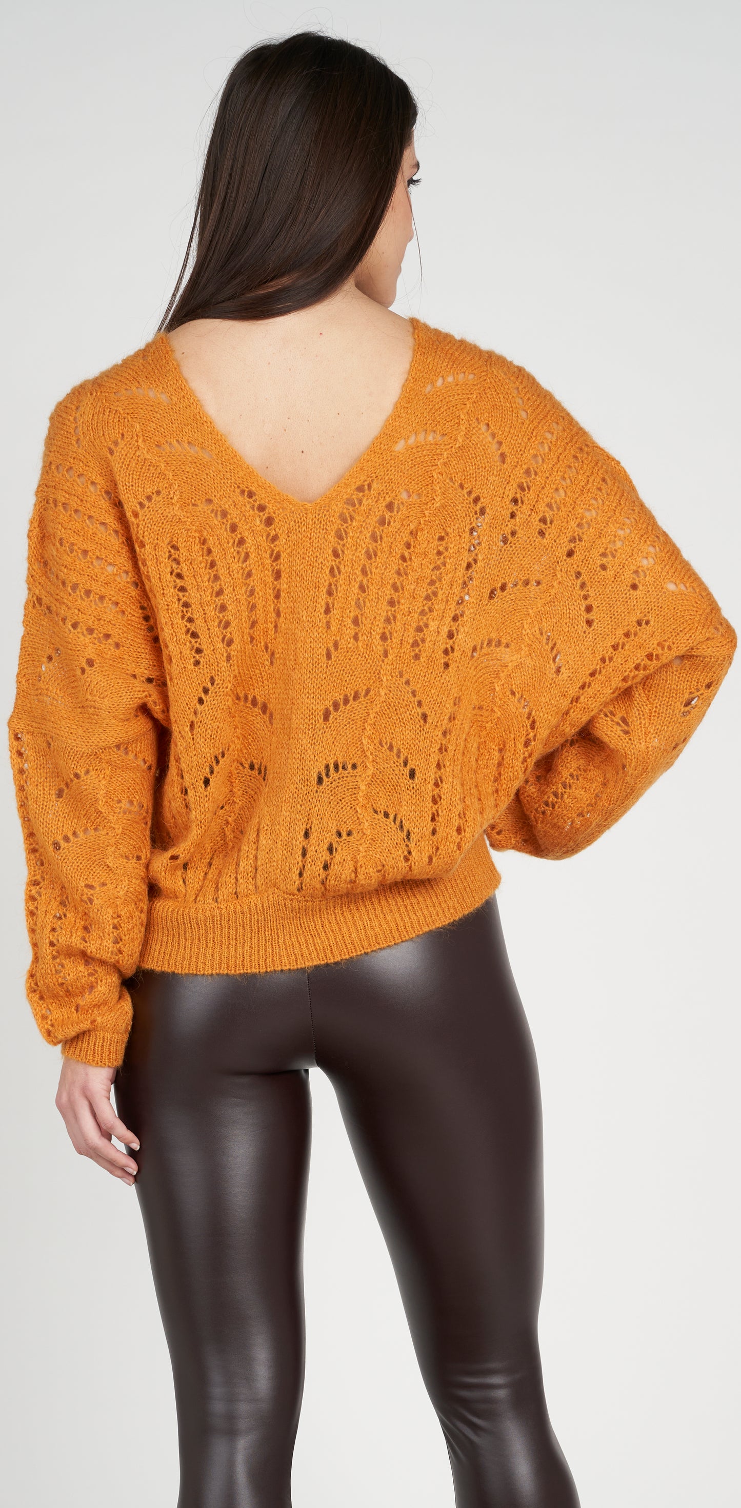 Maglia scollo V traforata