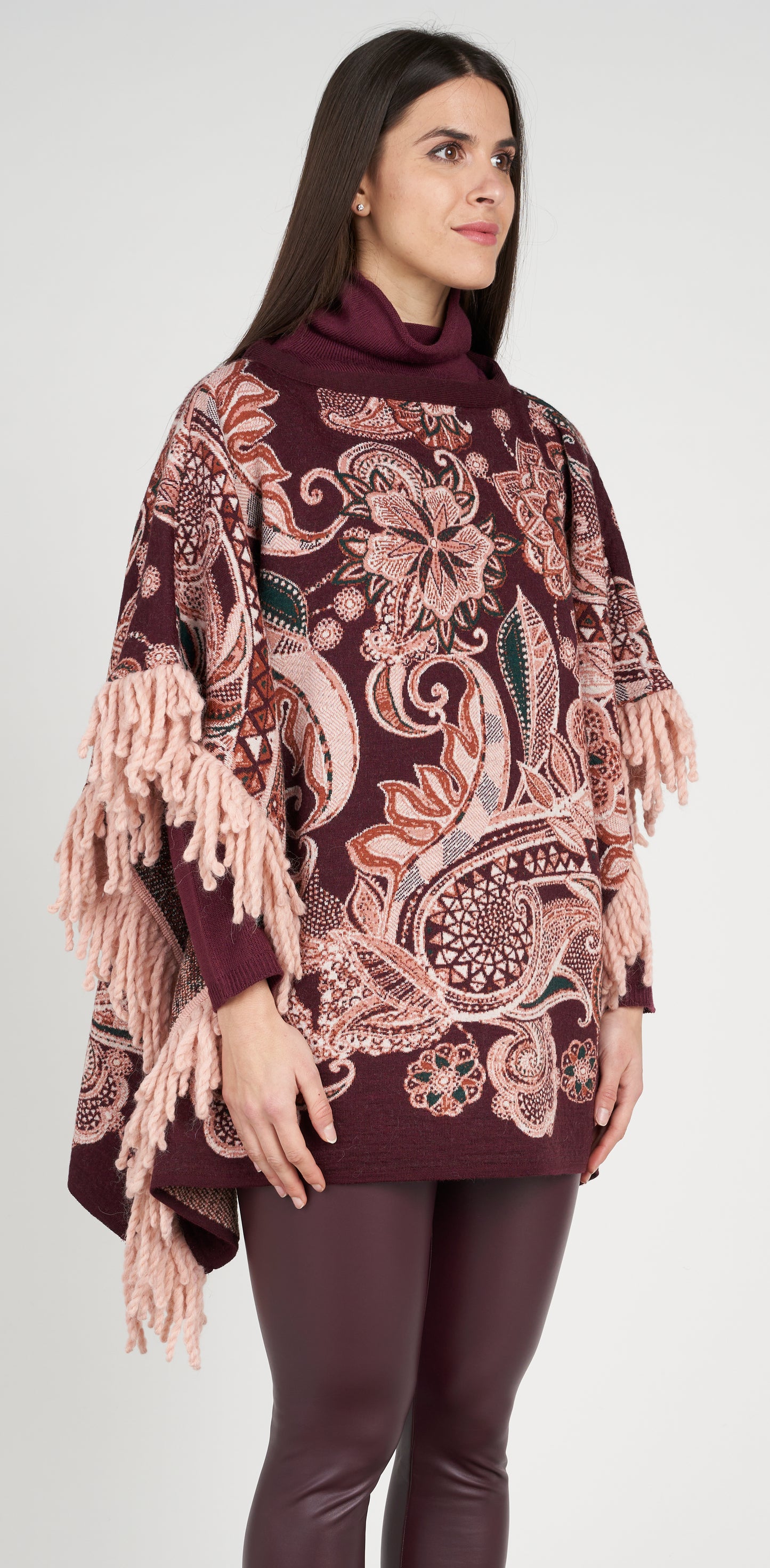 Poncho jacquard prugna con passamaneria