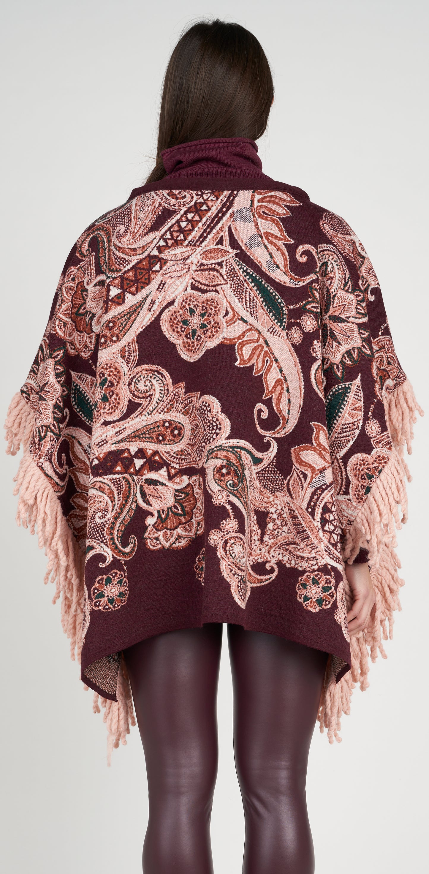 Poncho jacquard prugna con passamaneria